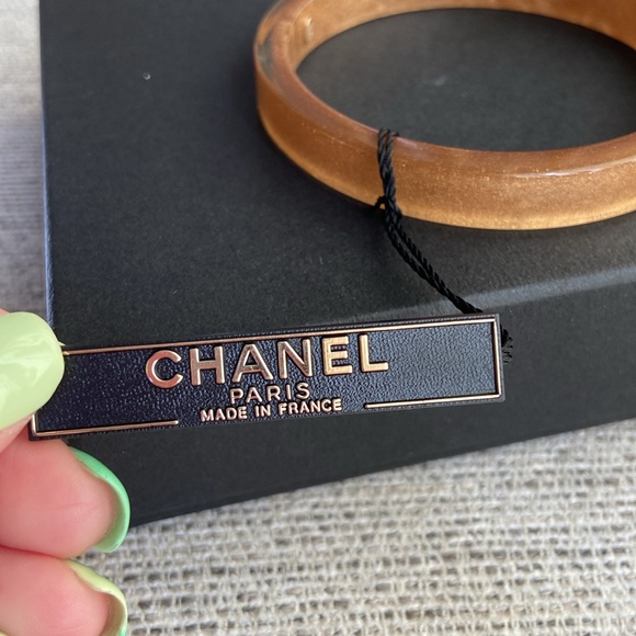 CHANEL Resin Bangle - Picture 5 of 9